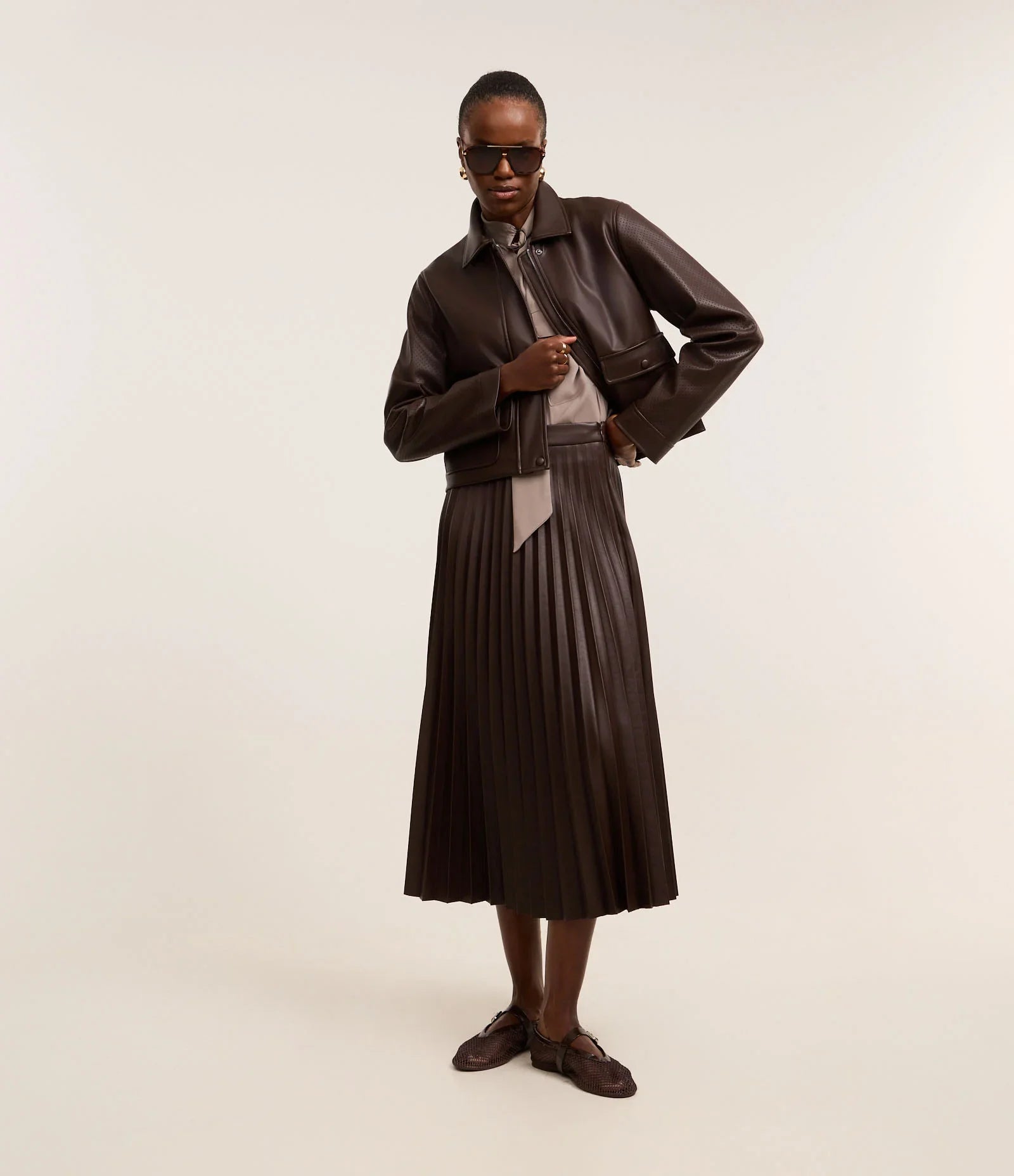 Saia Midi em PU com Cós Alfaiatada e Textura Plissada Marrom Café